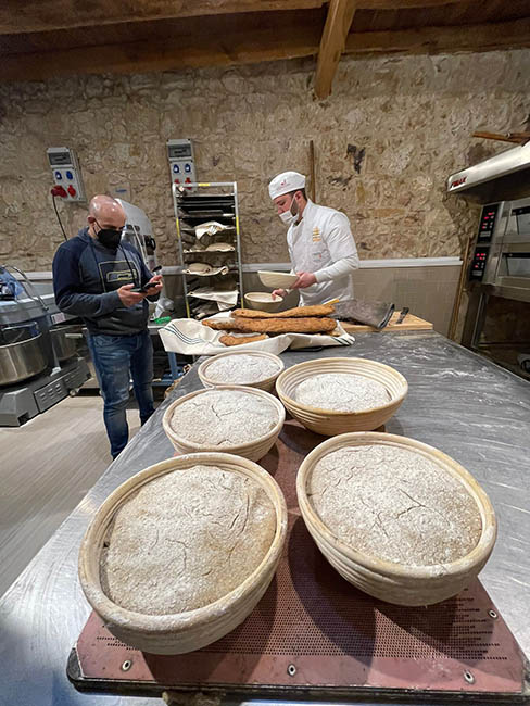Toñin formando las hogazas para su posterior cocción