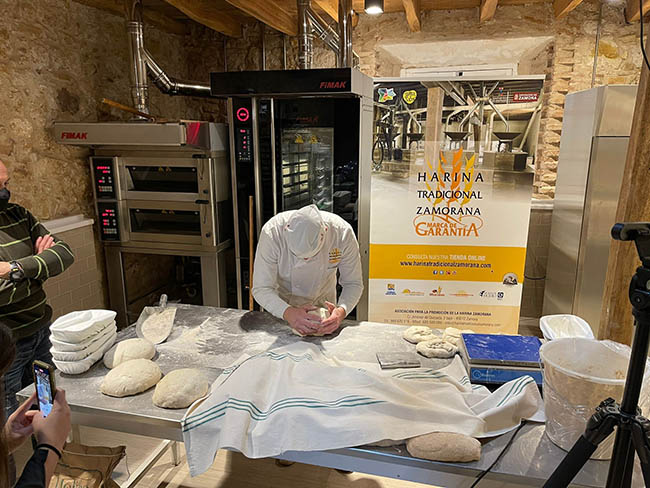 Toñin formando las hogazas para su posterior cocción 2